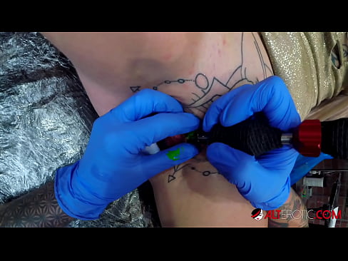 ❤️ Extremt tatuerade snyggingen Sully Savage fick en tatuering på sin klitoris ️❌ Pornvideo at sv.xxxnd.ru ❌